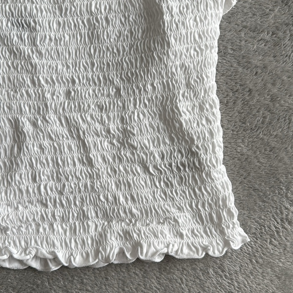 Women’s Old Navy White Sleeveless Smocked Crop Top - Picture 4 of 5